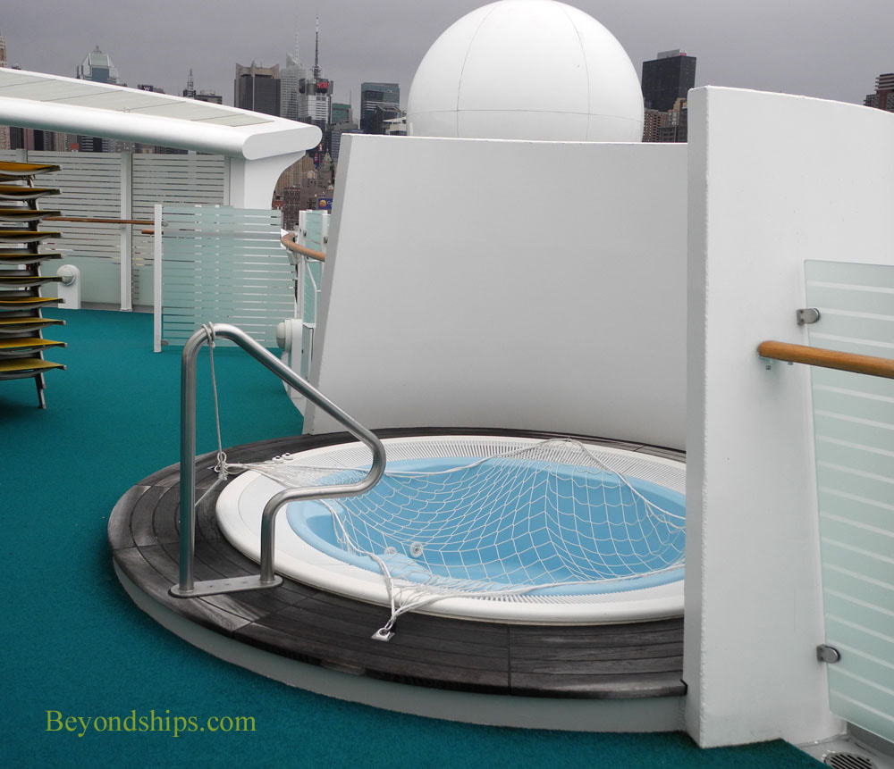 Symphony of the Seas, pool deck
