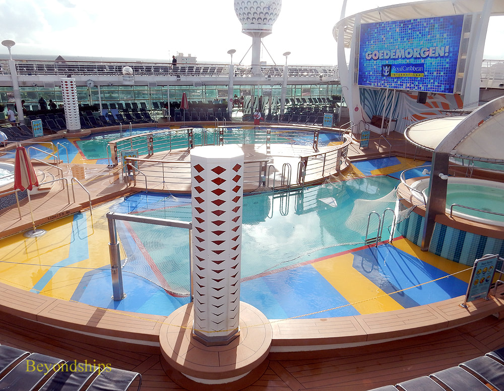 Cruise ship Independence of the Seas, main pool area