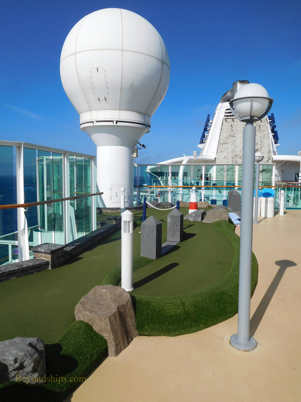 Cruise ship Serenade of the Seas mini-golf