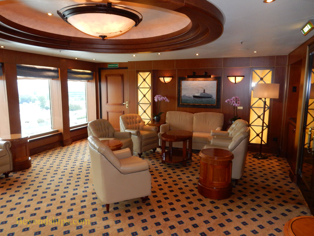Cruise ship Queen Elizabeth Admiral's Lounge