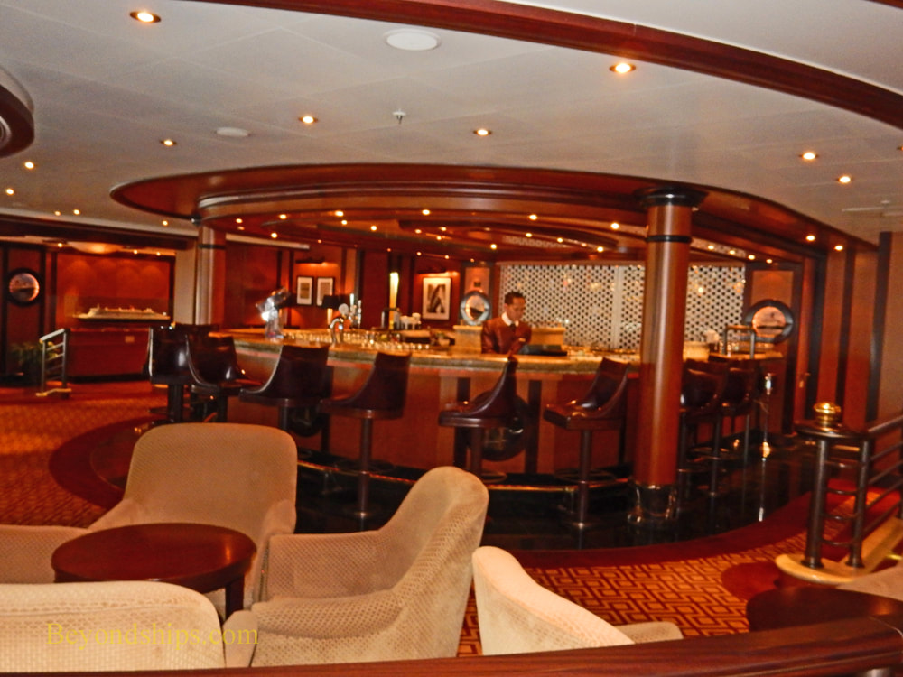 Cruise ship Queen Elizabeth Commodore Club