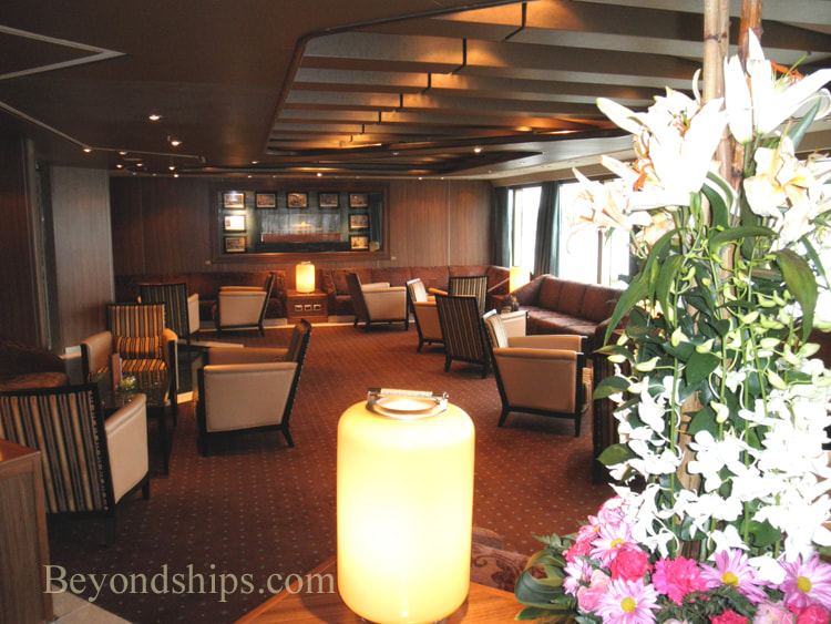 Cruise ship Oriana bars and lounges