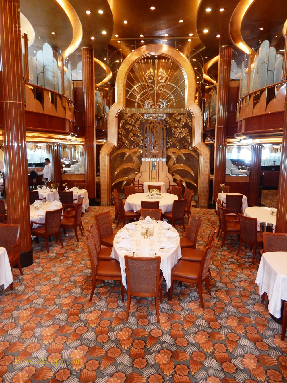 Cruise ship Queen Elizabeth Britannia Restaurant