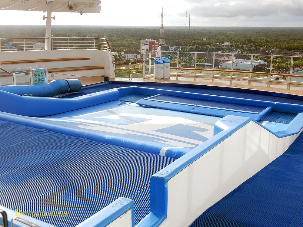 Cruise ship Independence of the Seas,, flowrider