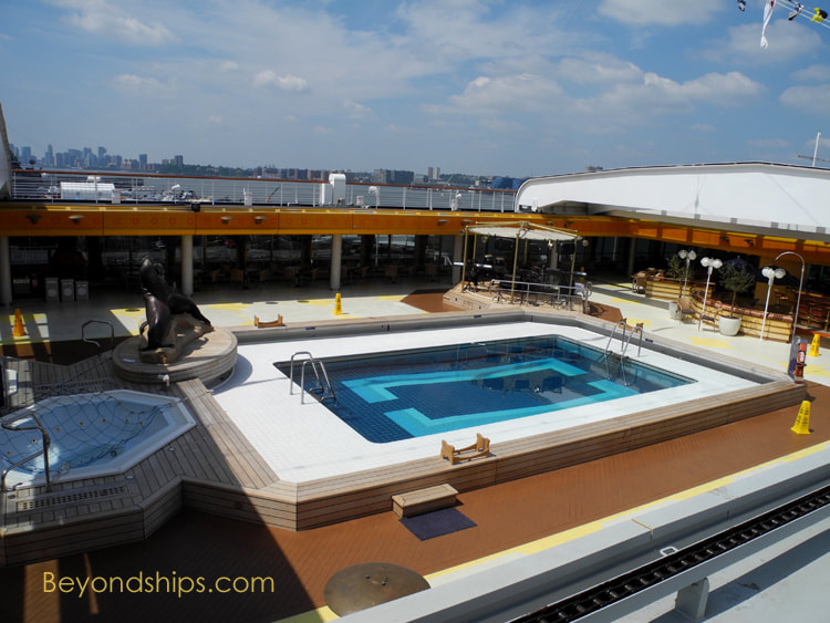 Cruise ship Rotterdam Lido pool