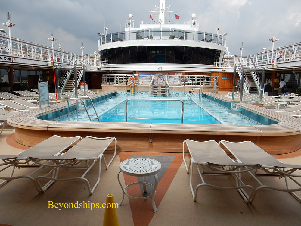 Cruise ship Queen Elizabeth Pavilion Pool