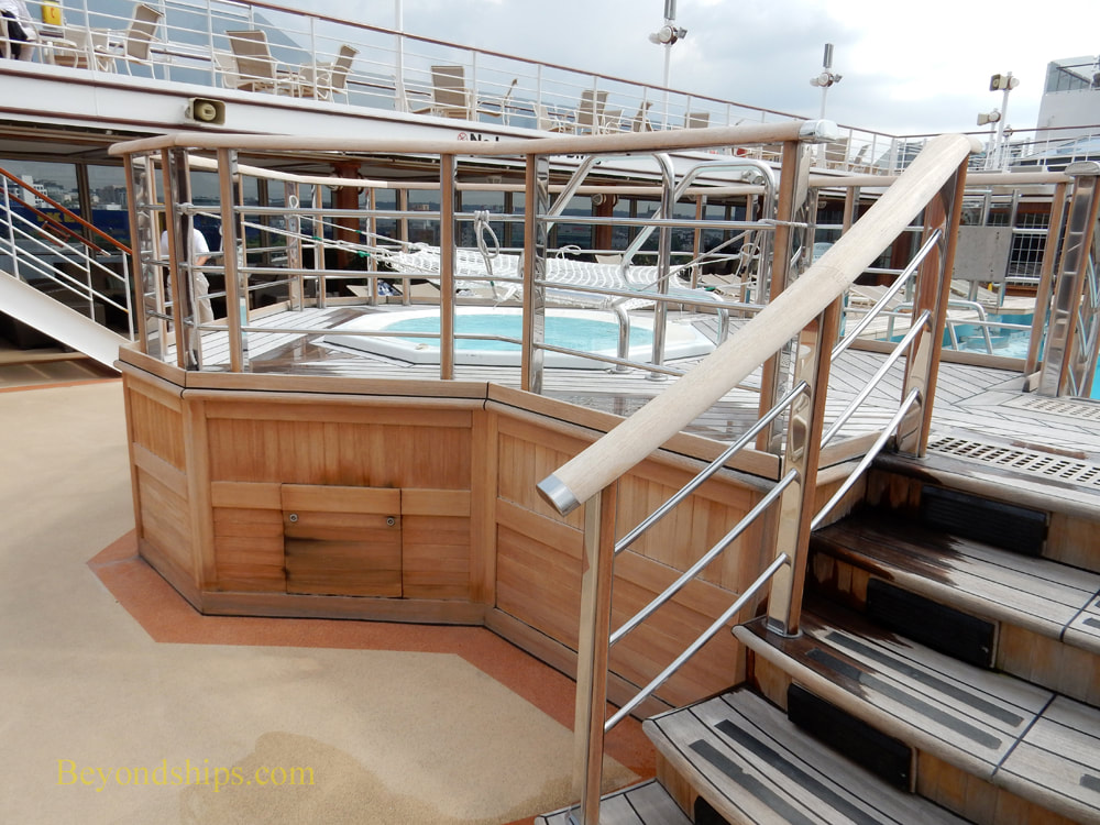 Cruise ship Queen Elizabeth whirl pool