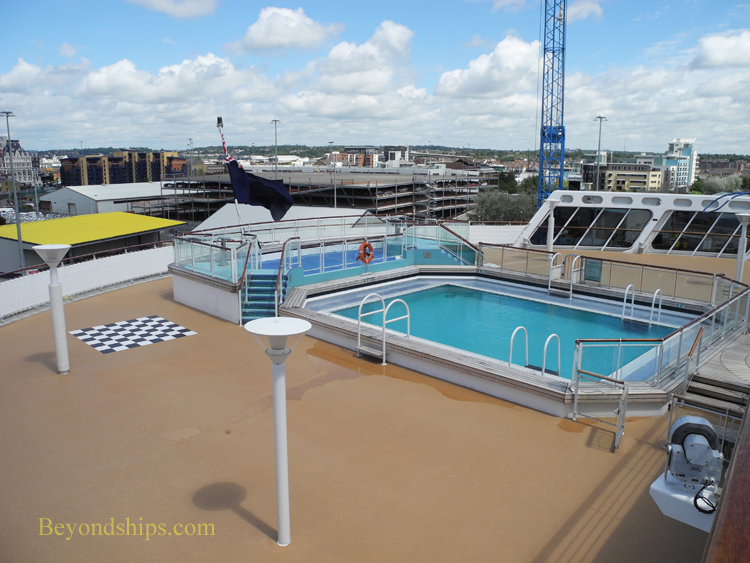 Queen Mary 2 pools and sports