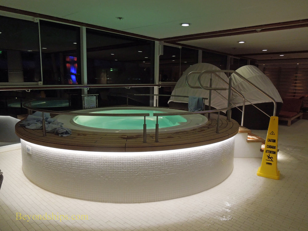 Cruise ship Celebrity Reflection pool area