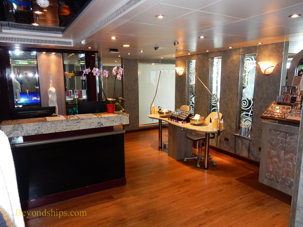Cruise ship Queen Elizabeth salon