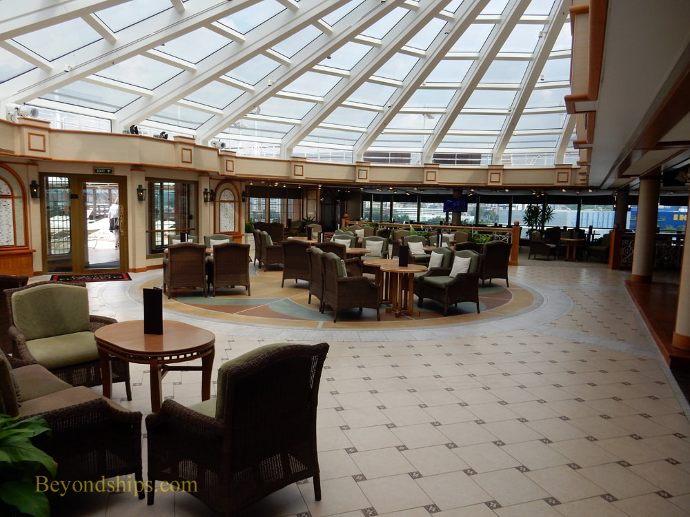 Cruise ship Queen Elizabeth, bars and lounges