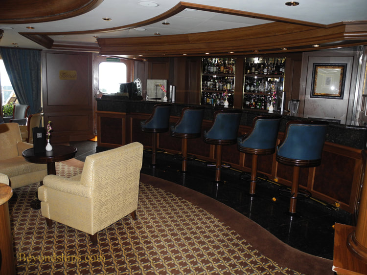 Cruise ship Queen Victoria Queens Grill Lounge