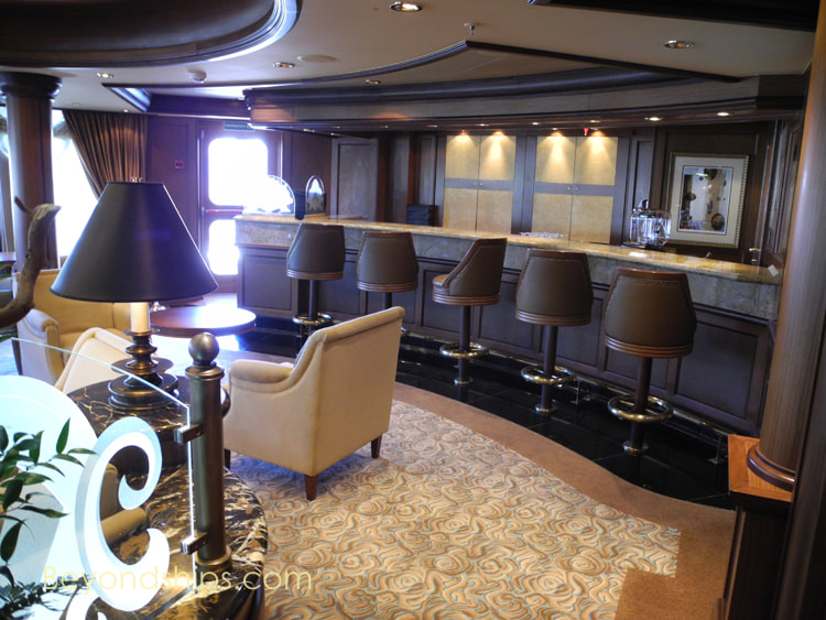 Cruise ship Queen Elizabeth Queens Grill Lounge